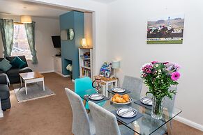 Comfy, 2 Bed House, Sleeps 6 with Garden and Free Parking in Cheltenha