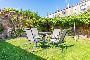 Comfy, 2 Bed House, Sleeps 6 with Garden and Free Parking in Cheltenha