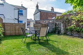 Comfy, 2 Bed House, Sleeps 6 with Garden and Free Parking in Cheltenha