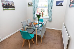 Comfy, 2 Bed House, Sleeps 6 with Garden and Free Parking in Cheltenha