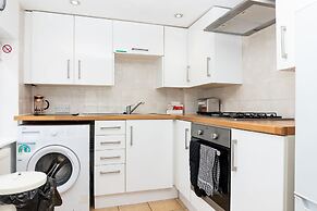 Comfy, 2 Bed House, Sleeps 6 with Garden and Free Parking in Cheltenha