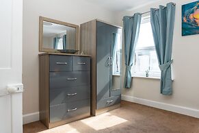 Comfy, 2 Bed House, Sleeps 6 with Garden and Free Parking in Cheltenha