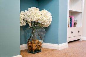 Comfy, 2 Bed House, Sleeps 6 with Garden and Free Parking in Cheltenha