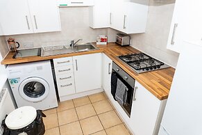Comfy, 2 Bed House, Sleeps 6 with Garden and Free Parking in Cheltenha