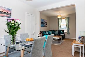 Comfy, 2 Bed House, Sleeps 6 with Garden and Free Parking in Cheltenha