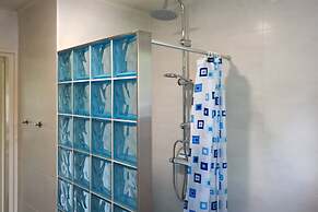 Cozy House Heide 6p at a Canal Near Lake Lauwersmeer