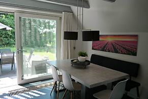 6 Pers House With Sunny Terrace at a Typical Dutch Canal by Lake Lauwe