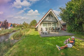 6 Pers House With Sunny Terrace at a Typical Dutch Canal by Lake Lauwe