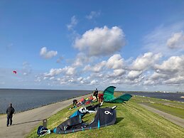 6 Pers Lauwersmeer Waterfront, Full Equipped and Modern House With Sau