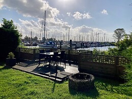 Chalet Gaby With Sauna, Private Dock, and Canoes at Lauwersmeer