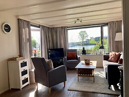 Chalet Gaby With Sauna, Private Dock, and Canoes at Lauwersmeer