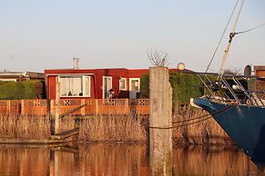 4 Pers Holiday Chalet Gaby With Fishing Spot and Sauna at Lake Lauwers