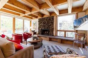 Treetops Condo Short Walk to Base of Eagle Bahn Gondola by RedAwning