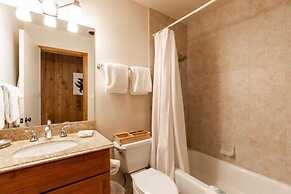 Treetops Condo Short Walk to Base of Eagle Bahn Gondola by RedAwning