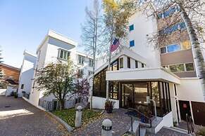 Treetops Condo Short Walk to Base of Eagle Bahn Gondola by RedAwning