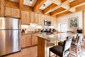 Treetops Condo Short Walk to Base of Eagle Bahn Gondola by RedAwning