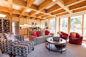 Treetops Condo Short Walk to Base of Eagle Bahn Gondola by RedAwning
