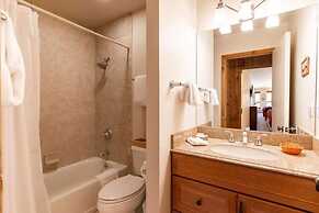 Treetops Condo Short Walk to Base of Eagle Bahn Gondola by RedAwning