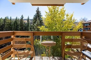 Treetops Condo Short Walk to Base of Eagle Bahn Gondola by RedAwning