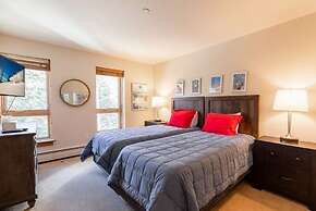 Treetops Condo Short Walk to Base of Eagle Bahn Gondola by RedAwning