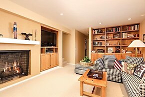 921 Faraway 5 Bedroom Home by RedAwning