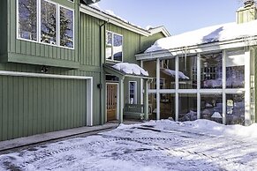 921 Faraway 5 Bedroom Home by RedAwning