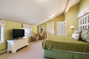 921 Faraway 5 Bedroom Home by RedAwning