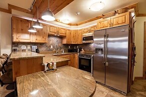 Nine Vail Road Condos Professionally-Managed in Vail Short Walk to Gon