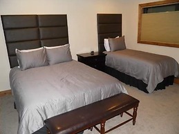 Breakaway West Studio Condo with Pool and Hot Tubs by RedAwning