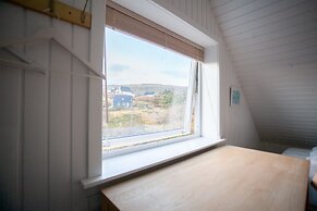 Red Robin - Vacation homes next to Svartifossur waterfall