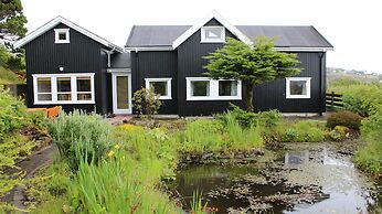 Red Robin - Vacation homes next to Svartifossur waterfall