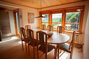 Red Robin - Vacation homes next to Svartifossur waterfall