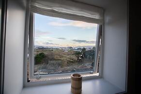 Red Robin - Vacation homes next to Svartifossur waterfall