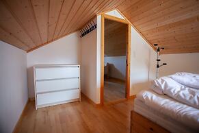 Red Robin - Vacation homes next to Svartifossur waterfall