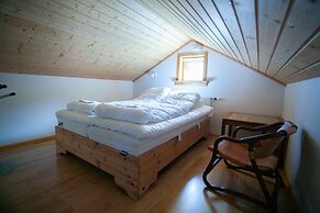 Red Robin - Vacation homes next to Svartifossur waterfall