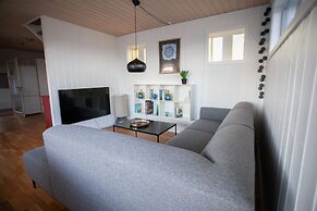 Red Robin - Vacation homes next to Svartifossur waterfall