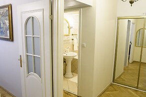 Golden Center Apartment