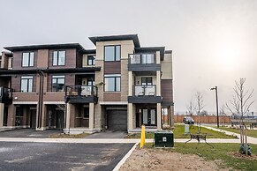 GLOBALSTAY. Modern Lake Ontario Townhomes