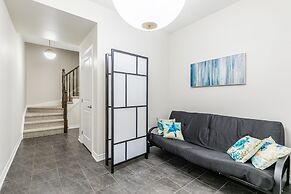 GLOBALSTAY. Modern Lake Ontario Townhomes