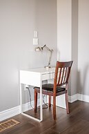 GLOBALSTAY. Modern Lake Ontario Townhomes