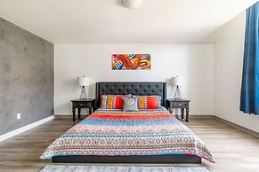 GLOBALSTAY. Modern Lake Ontario Townhomes