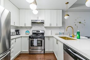 GLOBALSTAY. Modern Lake Ontario Townhomes