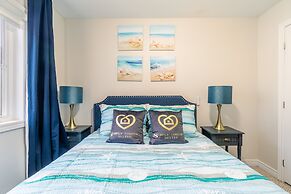 GLOBALSTAY. Modern Lake Ontario Townhomes