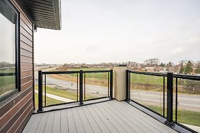 GLOBALSTAY. Modern Lake Ontario Townhomes