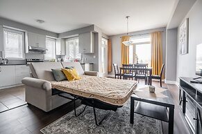 GLOBALSTAY. Modern Lake Ontario Townhomes