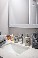 GLOBALSTAY. Modern Lake Ontario Townhomes