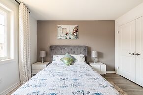 GLOBALSTAY. Modern Lake Ontario Townhomes