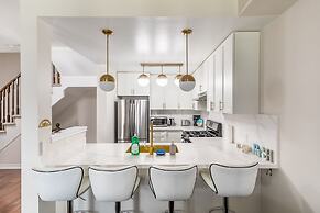 GLOBALSTAY. Modern Lake Ontario Townhomes