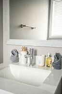 GLOBALSTAY. Modern Lake Ontario Townhomes