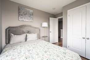 GLOBALSTAY. Modern Lake Ontario Townhomes